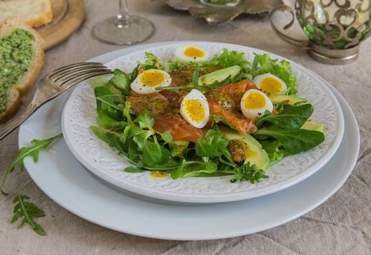 Insalata con avocado, salmone e uova di quaglia