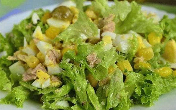 Insalata di tonno e cavolo cinese e mais e uova