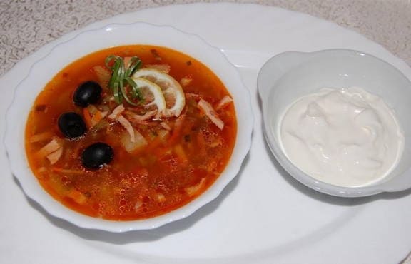 Solyanka classica con cetrioli