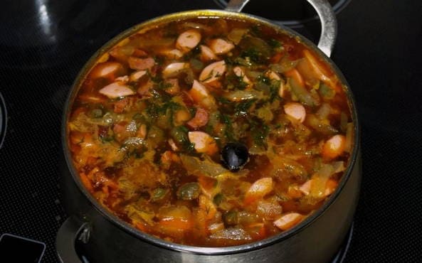 Soljanka mit Wurst und Kartoffeln